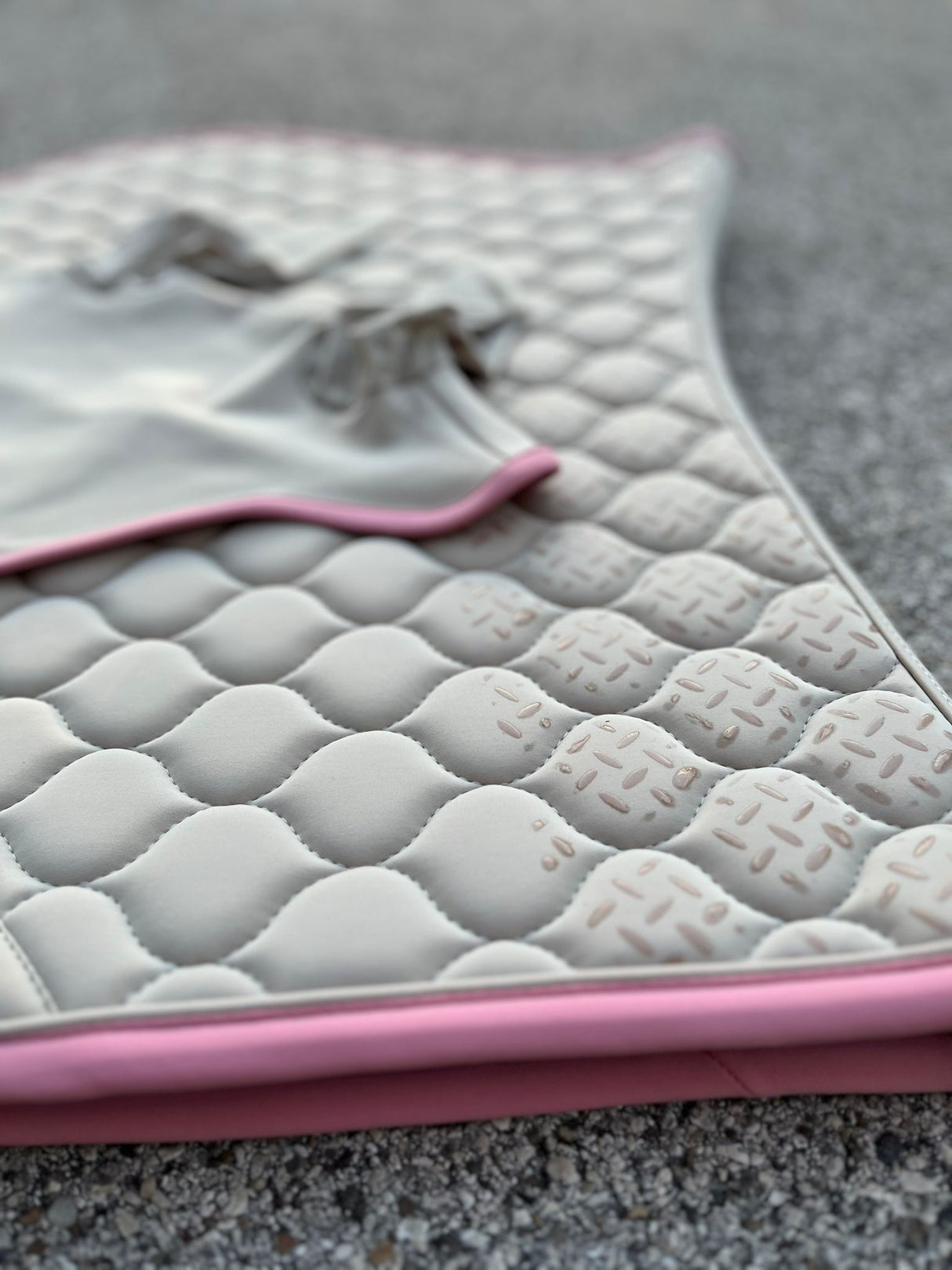 Completo sottosella e cuffia con grip beige e bordo rosa Kentucky