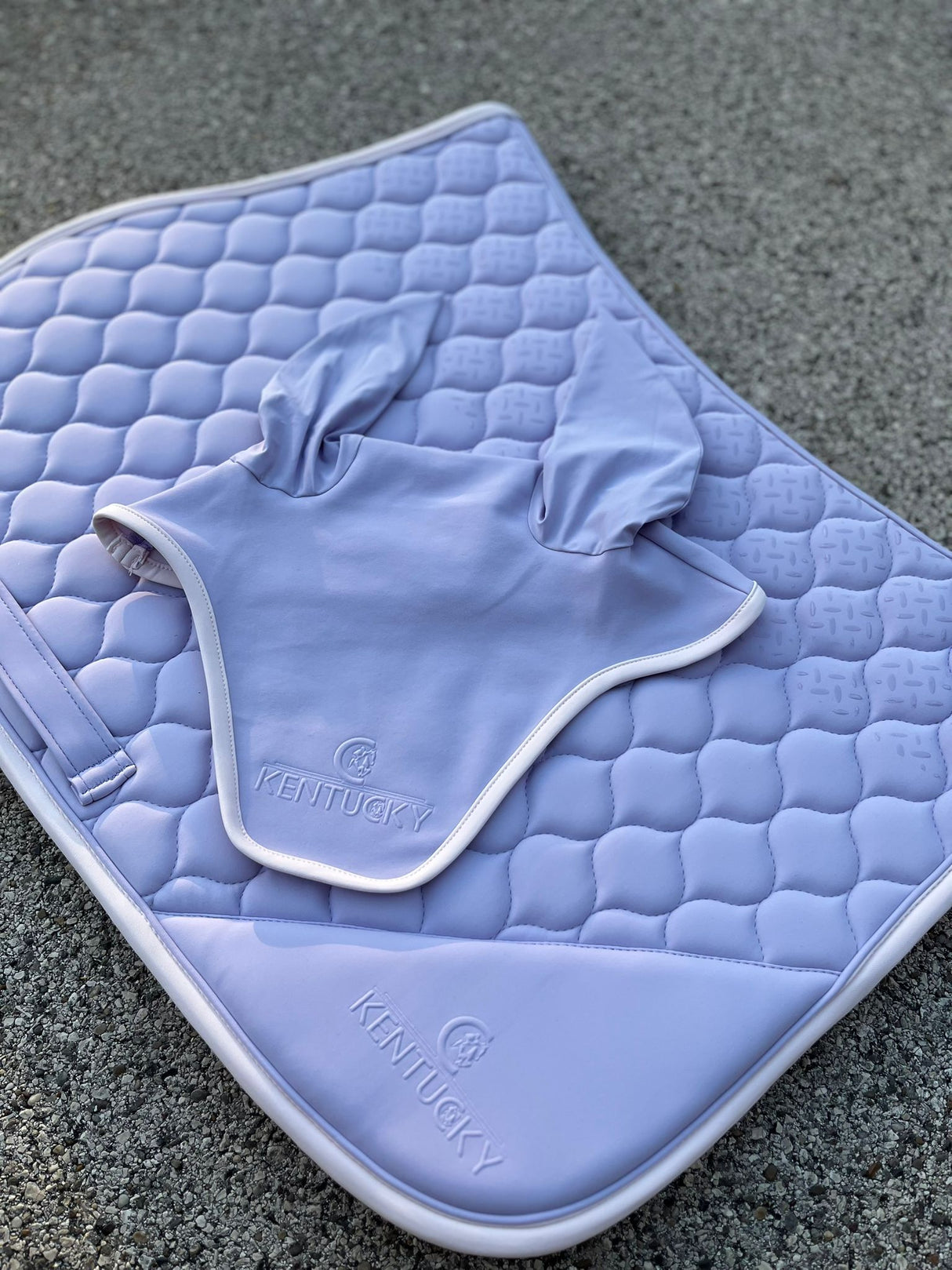 Completo sottosella e cuffia con grip lilla e bordo bianco Kentucky