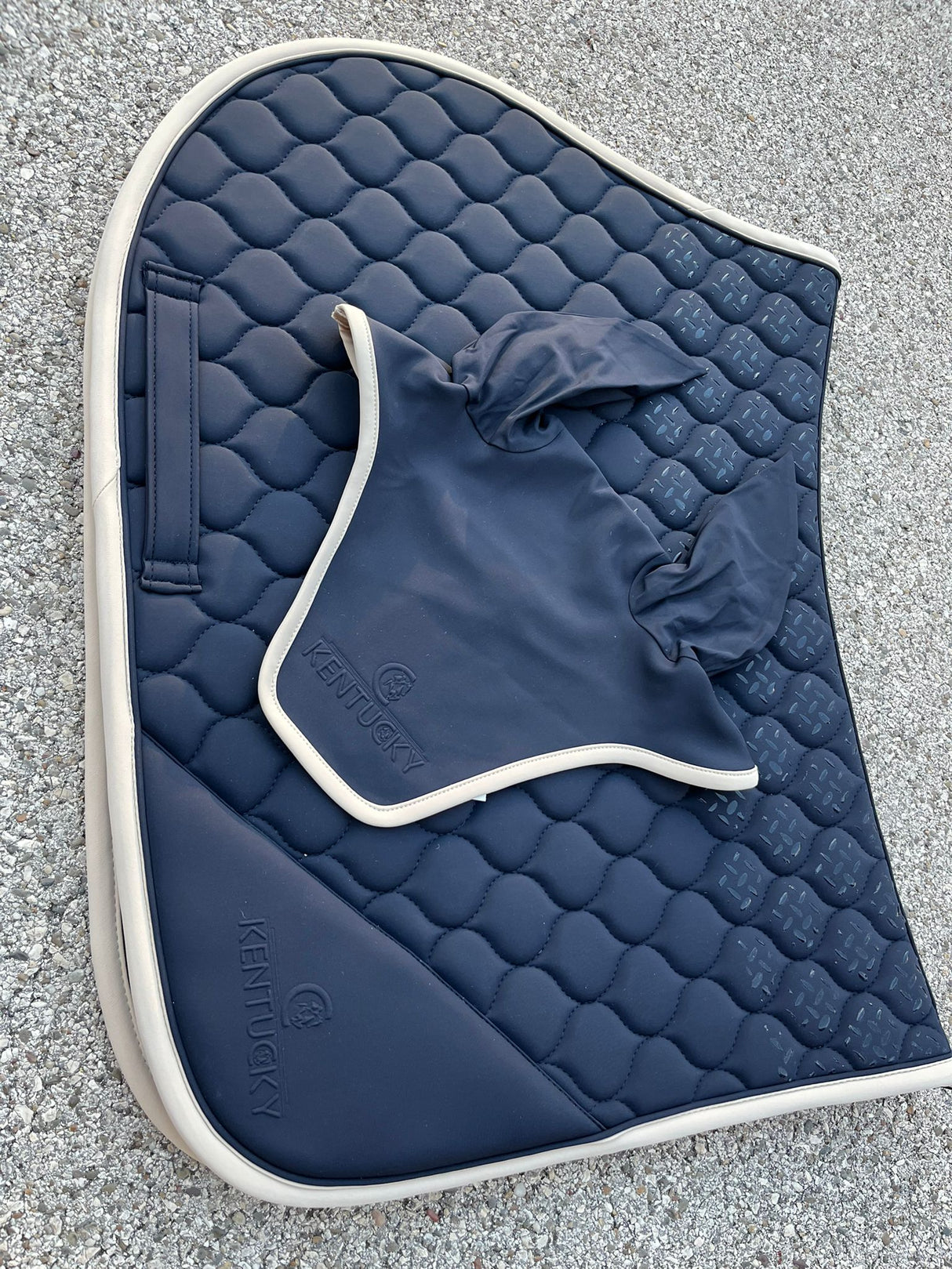 Completo sottosella e cuffia con grip blu e bordo bianco Kentucky
