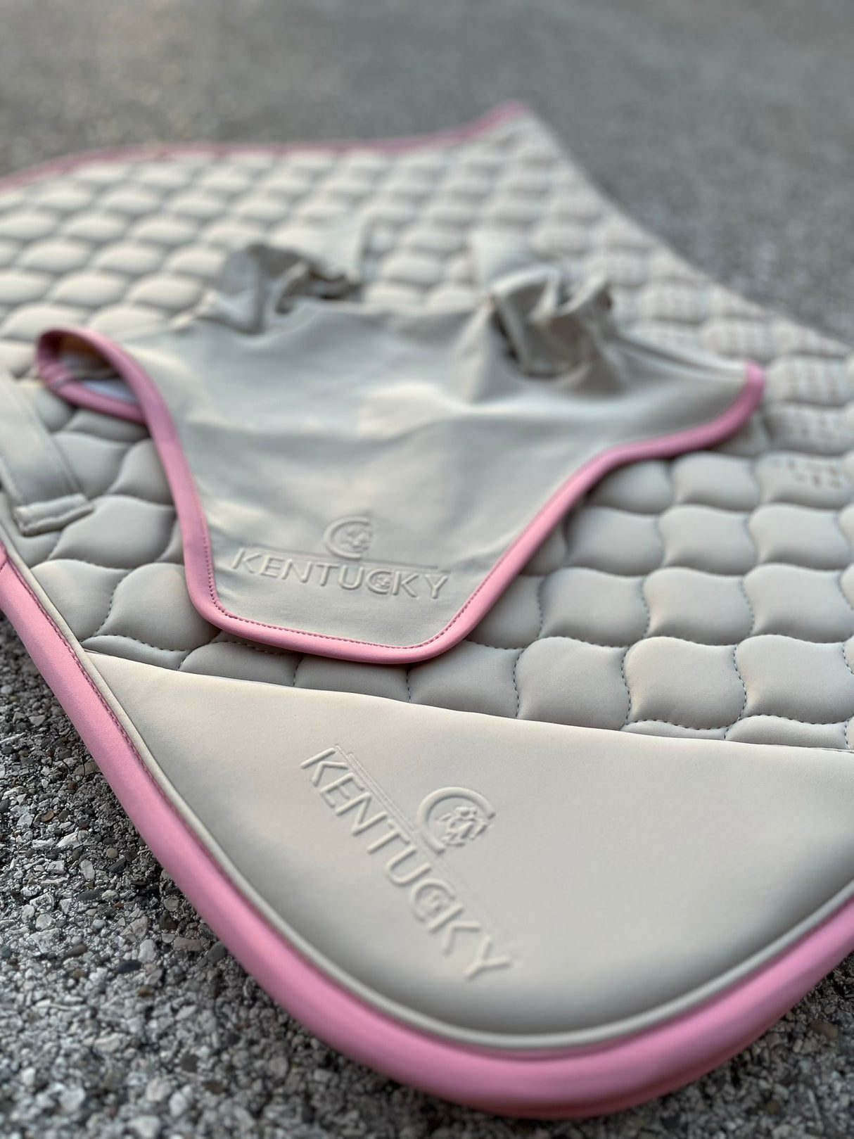 Completo sottosella e cuffia con grip beige e bordo rosa Kentucky