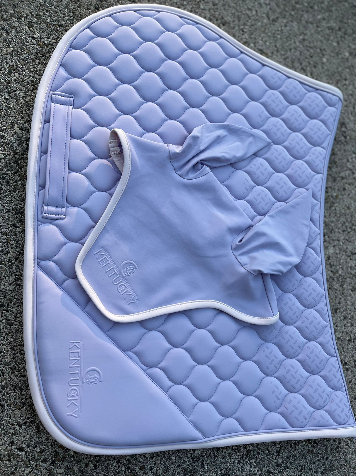 Completo sottosella e cuffia con grip lilla e bordo bianco Kentucky