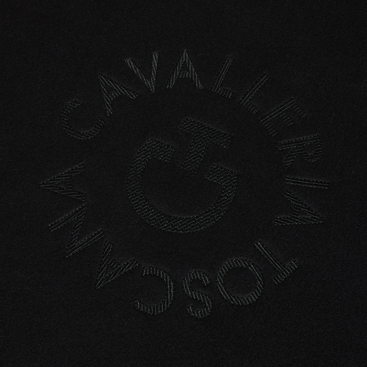 Coperta tecnica in pile nero con logo ricamato tono su tono Cavalleria Toscana
