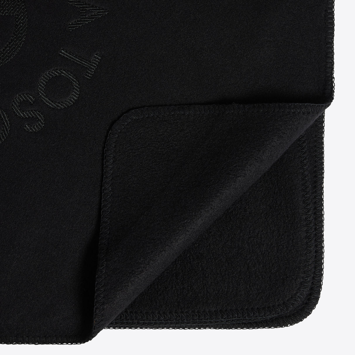 Coperta tecnica in pile nero con logo ricamato tono su tono Cavalleria Toscana