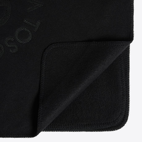 Coperta tecnica in pile nero con logo ricamato tono su tono Cavalleria Toscana
