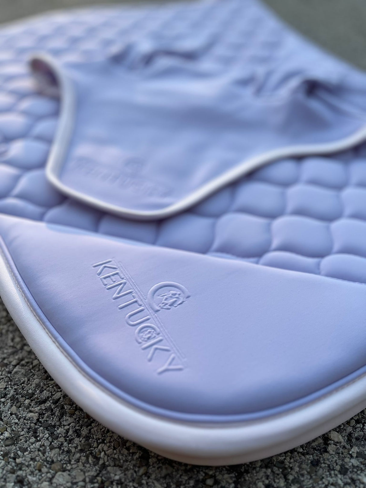 Completo sottosella e cuffia con grip lilla e bordo bianco Kentucky