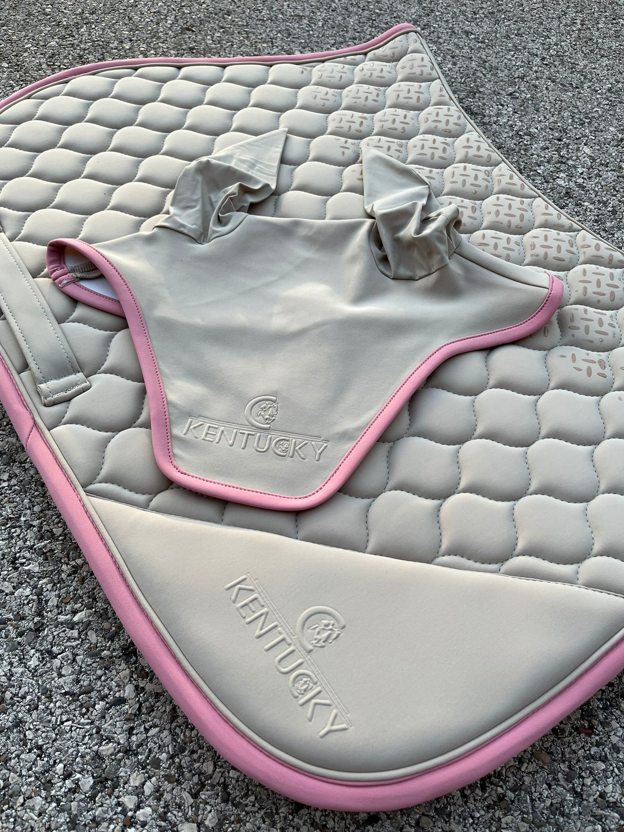 Completo sottosella e cuffia con grip beige e bordo rosa Kentucky