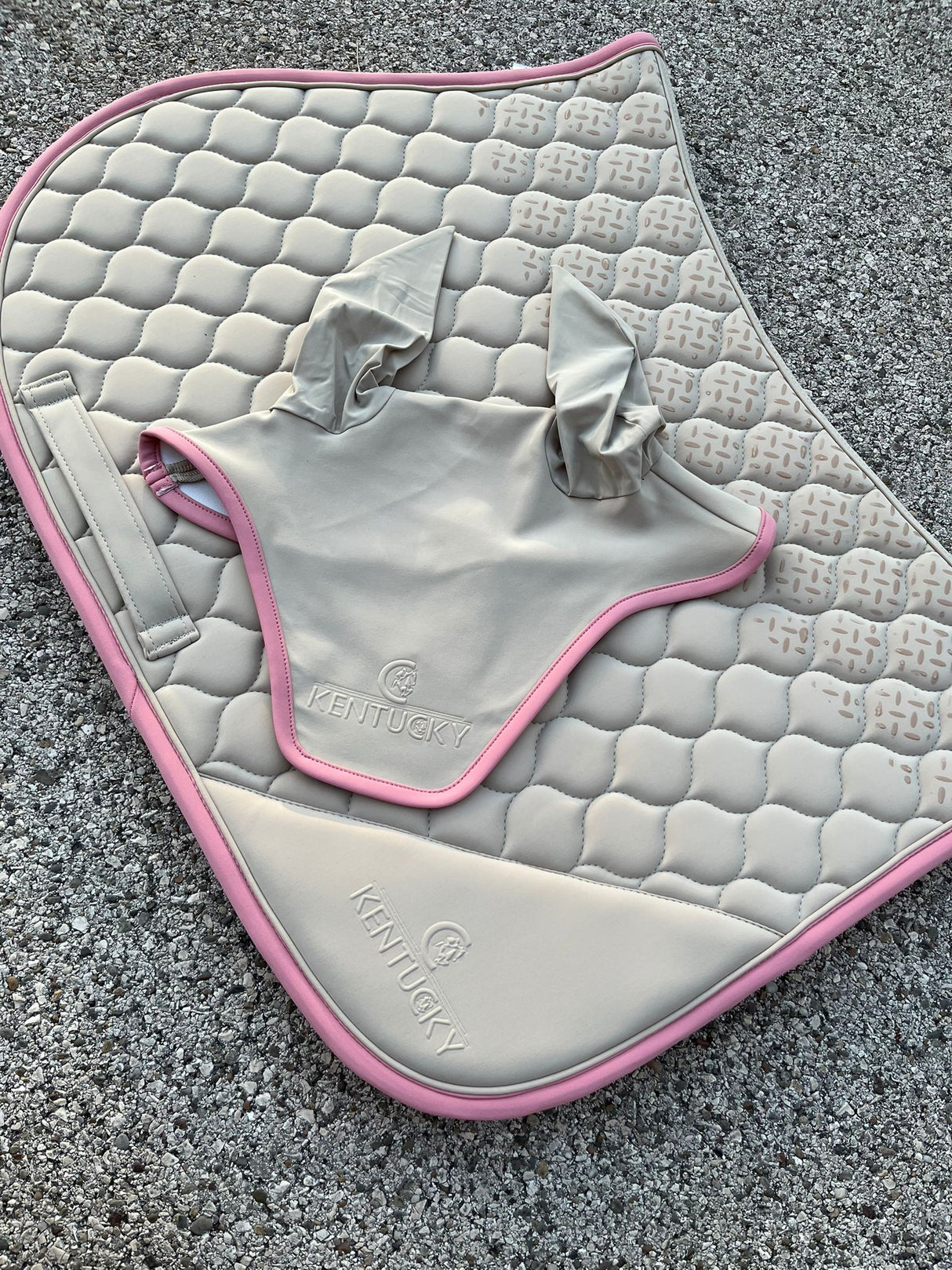 Completo sottosella e cuffia con grip beige e bordo rosa Kentucky