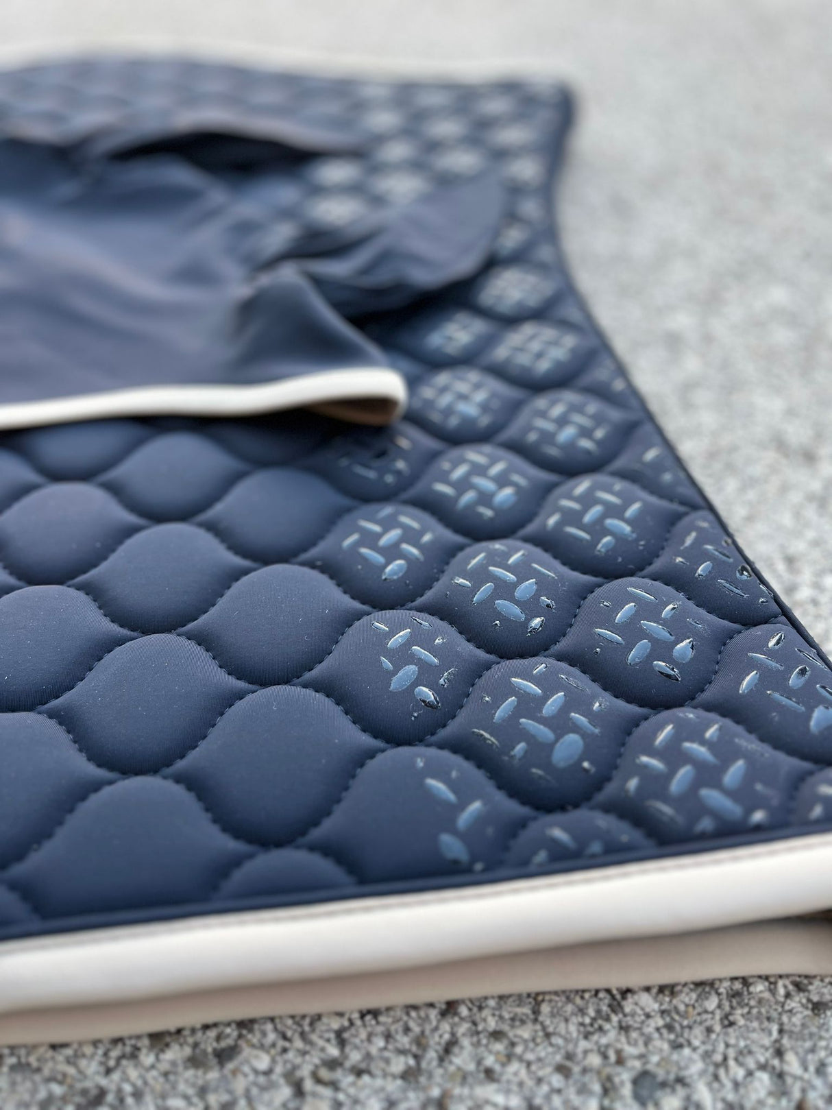 Completo sottosella e cuffia con grip blu e bordo bianco Kentucky