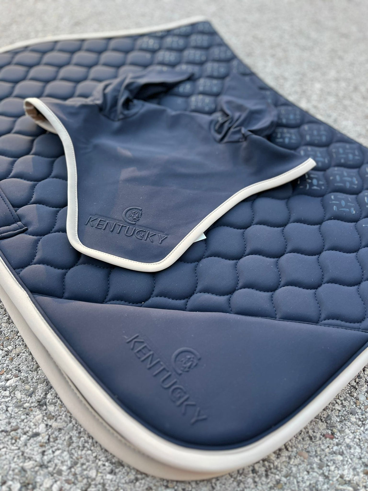 Completo sottosella e cuffia con grip blu e bordo bianco Kentucky